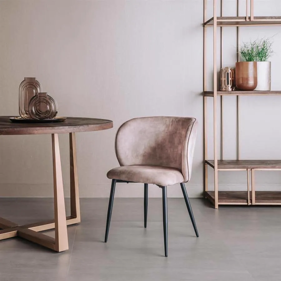 De Perano Stoel - fabric Adore 12 Sand staat in een sfeervolle setting naast een ronde houten tafel - Tower Living