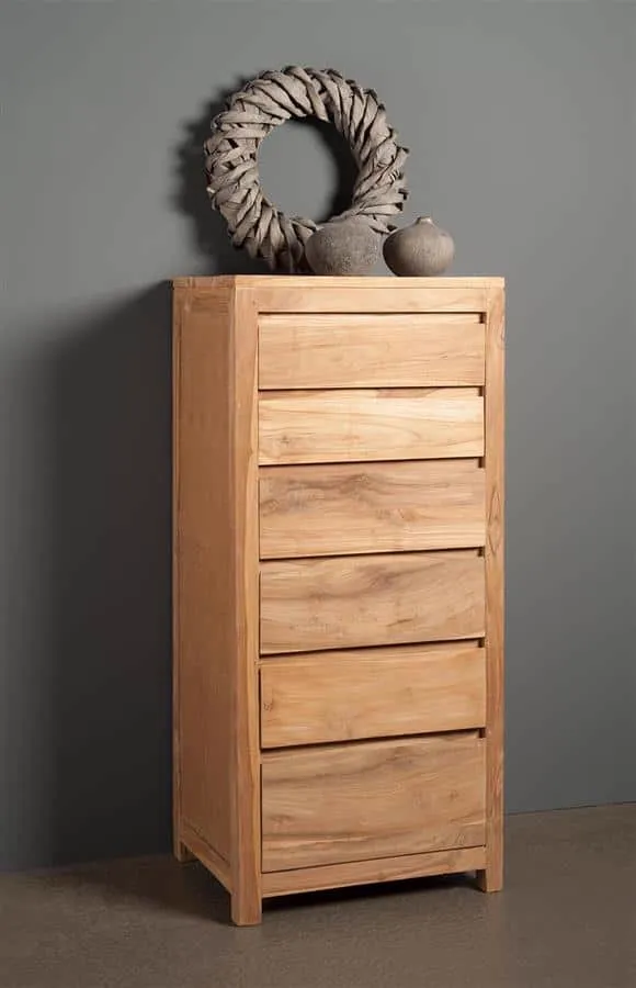 Corona Kommode 60 cm in einer Studio-Umgebung mit Dekoration vor einem dunkelgrauen Hintergrund - Tower Living