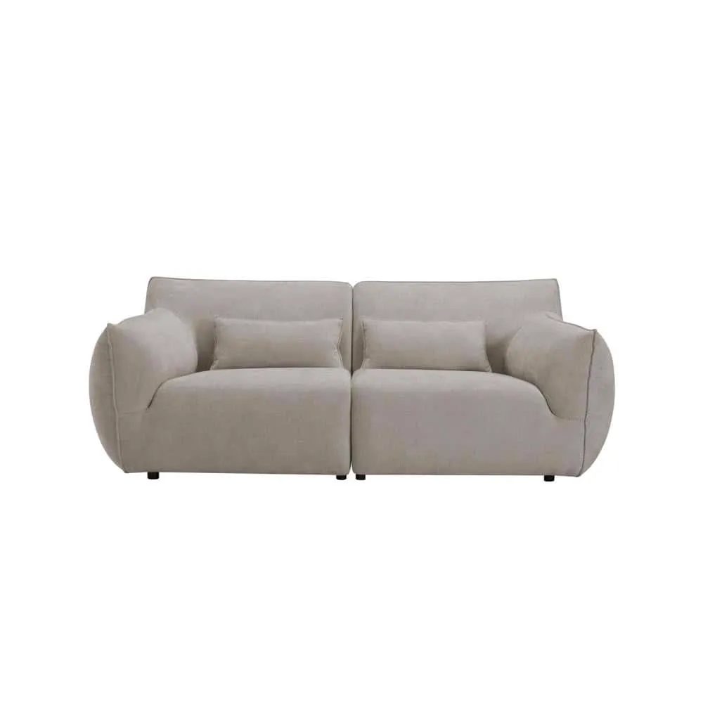 De Aberdeen 3-zitsbank in stof Eden 4 beige, met twee kussens, op een witte achtergrond - Tower Living