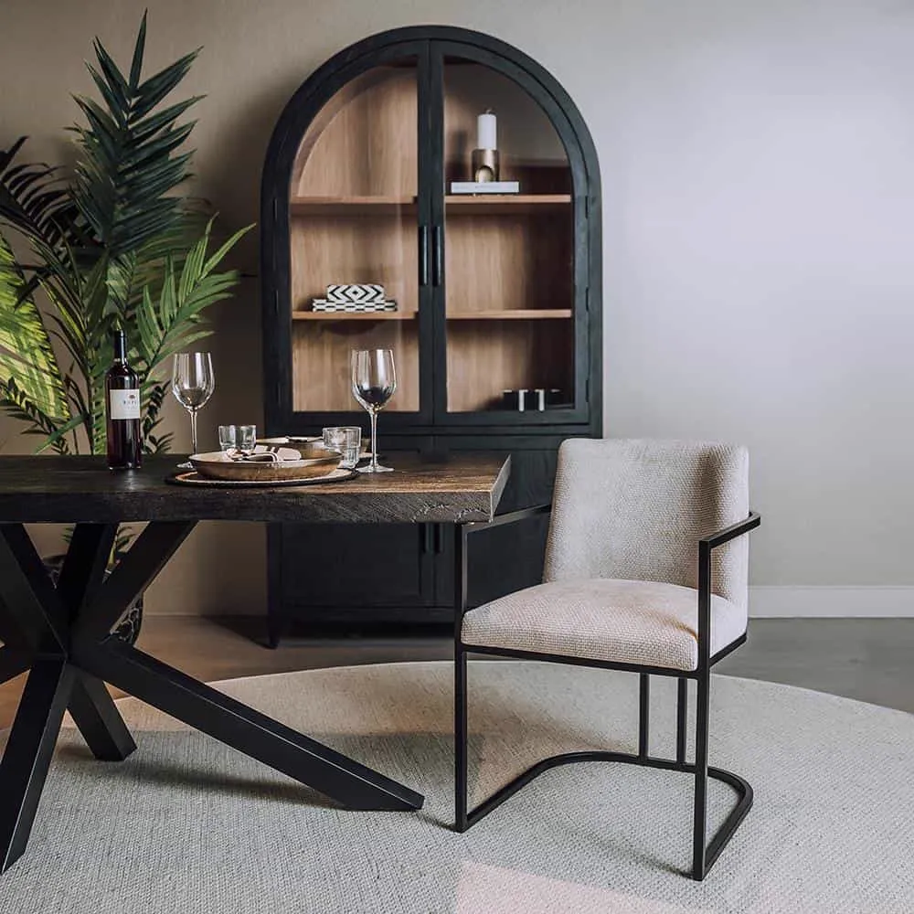 Archi Armstoel - fabric Eden 3 cream in een sfeervolle eetkamer setting met een houten tafel - Tower Living