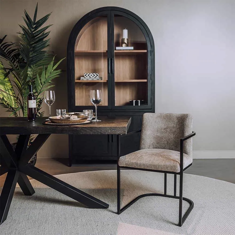 Archi armstoel in stof Eden 4 beige, samen met een houten tafel en vitrinekast in een sfeervolle setting - Tower Living