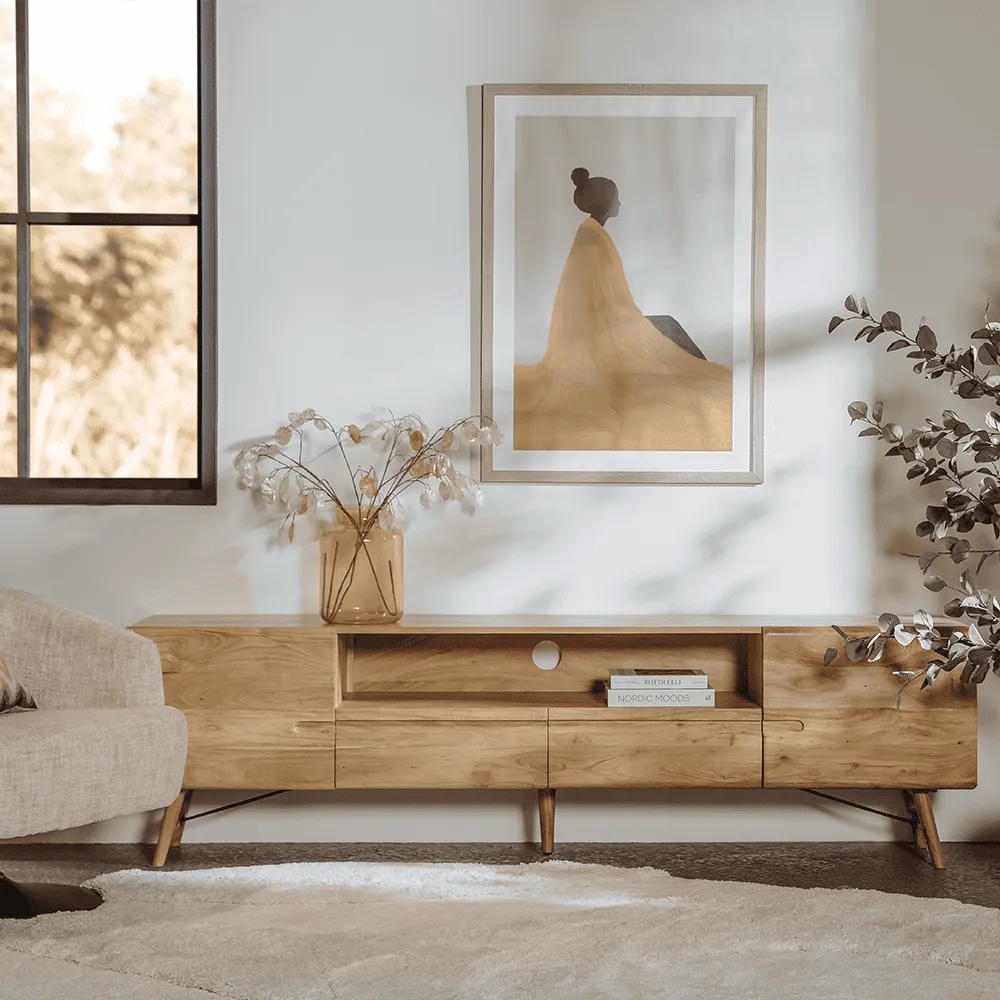 Aura TV-Möbel naturel 210 cm in einem stimmungsvollen Wohnzimmer mit Fenster und Dekoration - Tower Living