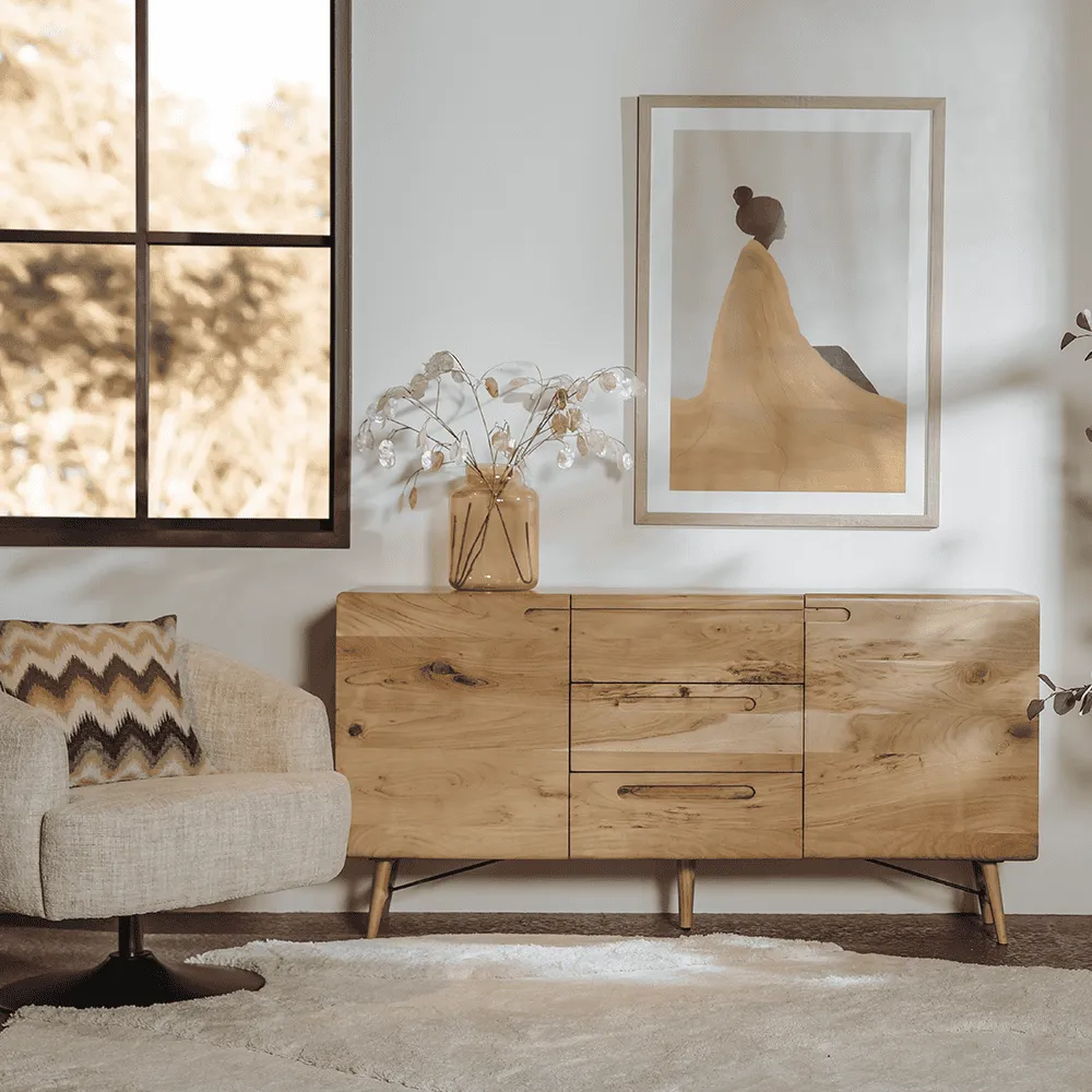 Das Aura Sideboard natur 160 cm in einem stimmungsvollen Wohnzimmer mit Sessel und Teppich - Tower Living