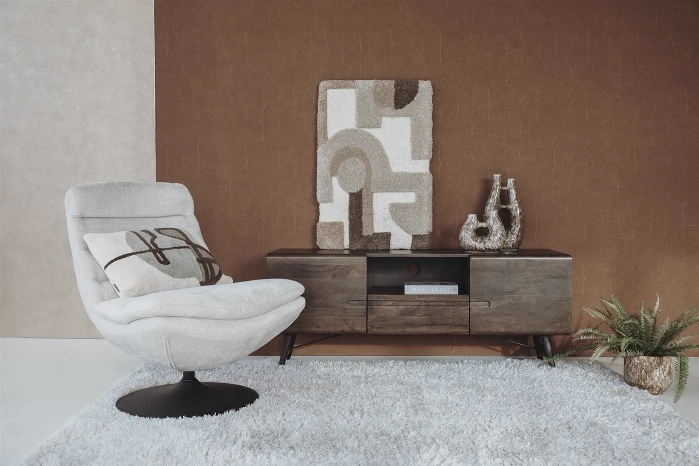 Aura TV-Möbel Espresso 150 cm in einem stimmungsvollen Wohnzimmer mit Sessel, Teppich und Dekoration - Tower Living