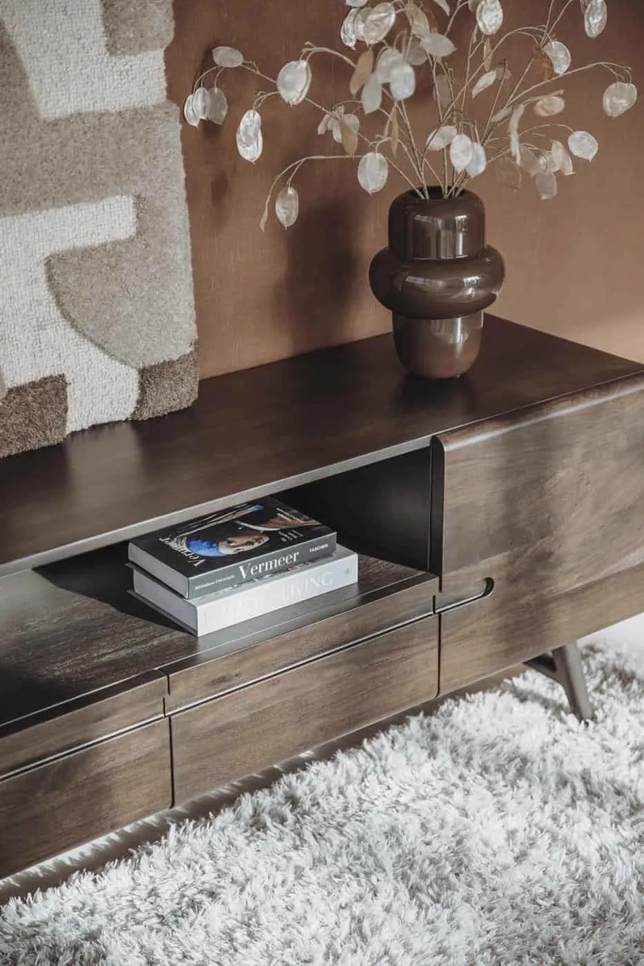Das Aura TV-Möbel Espresso 210 cm in einem stimmungsvollen Wohnzimmer mit Vase und Büchern - Tower Living