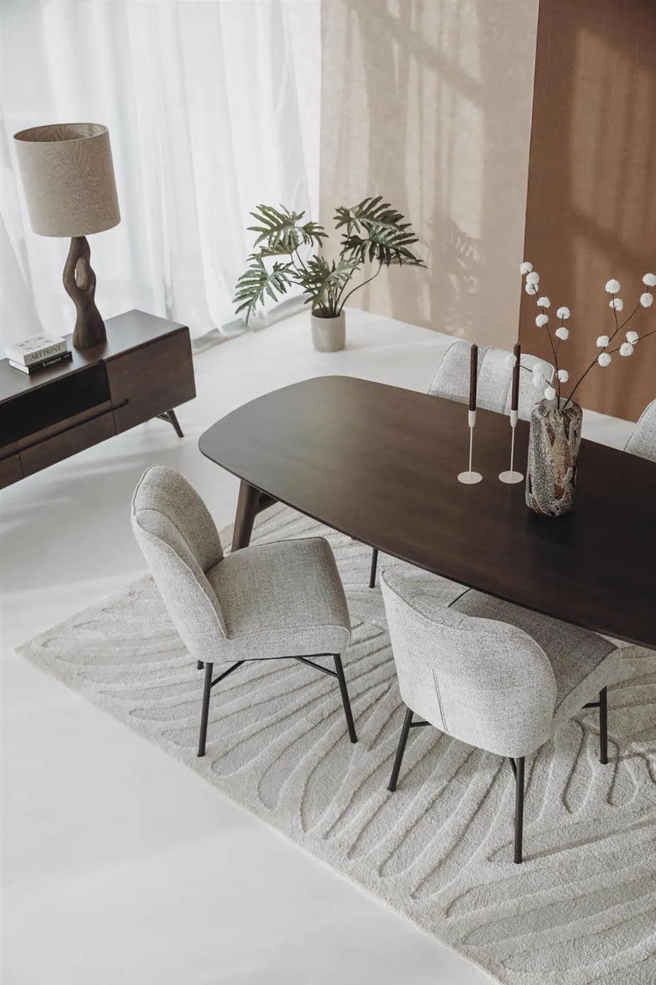 Barzio Stoel - Oasis 91 Bisque in een moderne eetkamer met een donkere eettafel en een licht vloerkleed - Tower Living