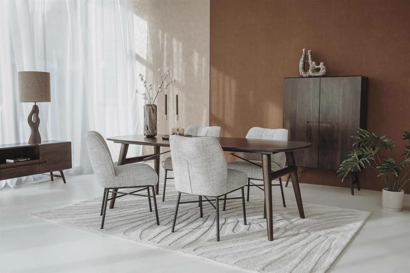 De Barzio Stoel - Oasis 91 Bisque in een eetkamer setting met een houten tafel en vloerkleed - Tower Living