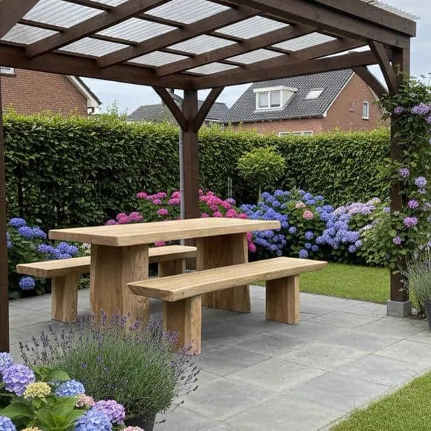 Suarholz Baumstammtisch Set in einem Garten mit Überdachung, umgeben von blühenden Hortensien - World of Brosi