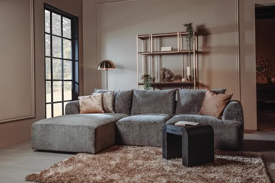 De Canterbury 2.5-AR + Chaise L - Mona 464 Cement Grey bank staat in een moderne woonkamer met een groot raam - Tower Living