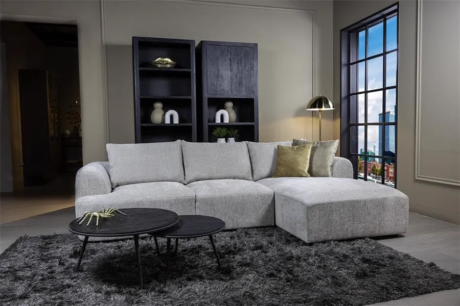 De Canterbury 2 5-AL + Chaise R - Mona 110 Sand bankstel in een moderne woonkamer met donkere kasten en vloerkleed - Tower Living