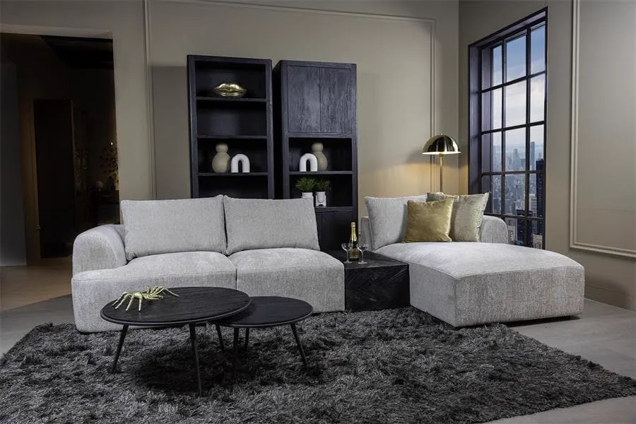 De Canterbury 2.5-AL + Chaise R - Mona 110 Sand bankstel in een moderne woonkamer met donkere meubels en een groot raam - Tower Living