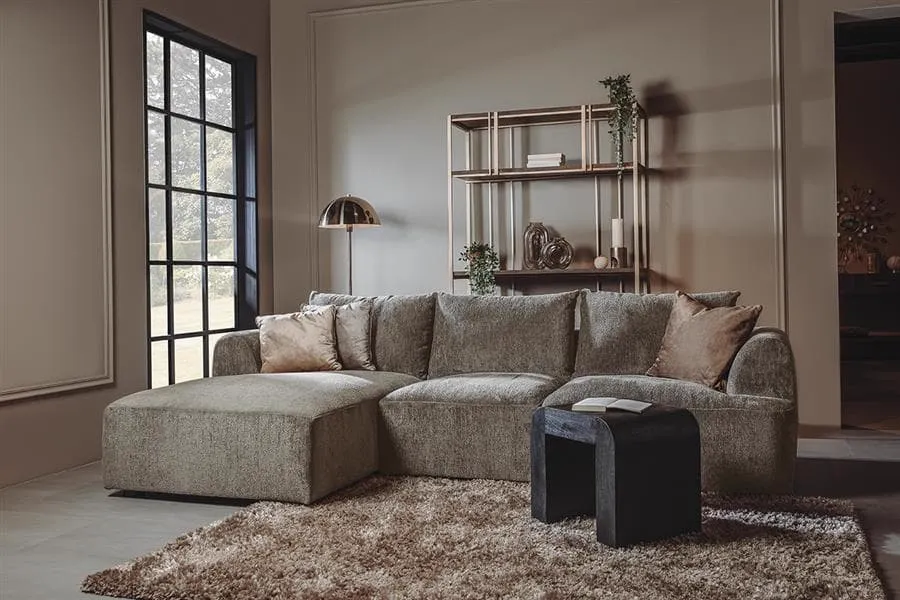 De Canterbury 2 5-AR + Chaise L - Mona 120 Taupe bank in een sfeervolle woonkamer met raam en kast - Tower Living