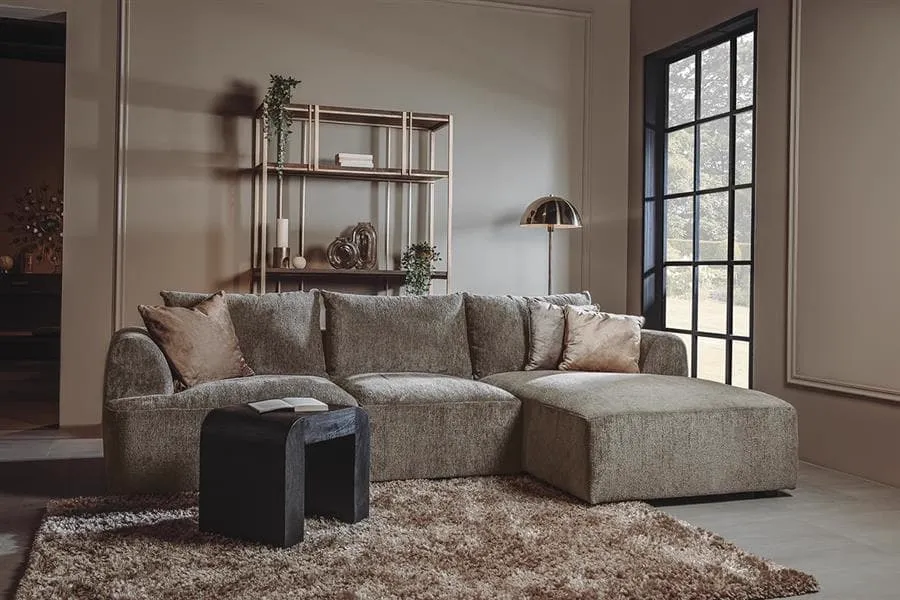 Canterbury 2 5-AL + Chaise R - Mona 120 Taupe bankstel in taupe woonkamer met vloerkleed en bijzettafel - Tower Living