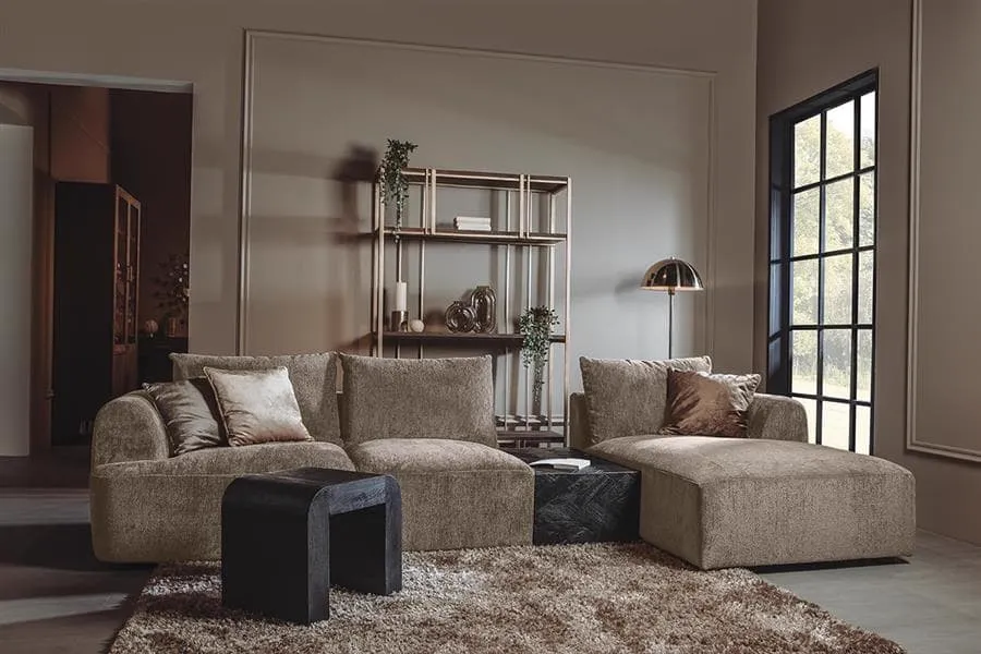 De Canterbury 2.5-AL + Chaise R - Mona 120 Taupe bank in een sfeervolle woonkamer met een vloerkleed en decoratie - Tower Living