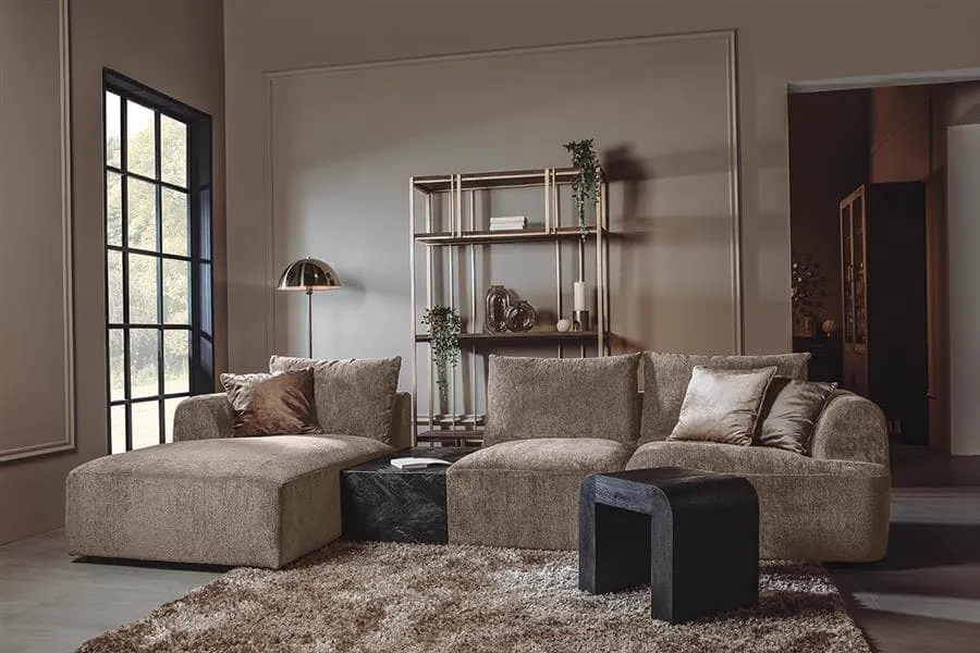 De Canterbury 2.5-AR + Chaise L - Mona 120 Taupe bankstel in een moderne woonkamer met een hoog raam en een boekenkast - Tower Living
