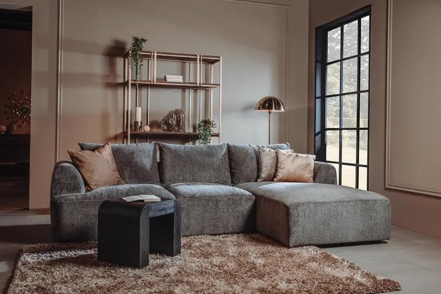 De Canterbury 2 5-AL + Chaise R - Mona 464 Cement Grey bank in een sfeervolle woonkamer met een salontafel en vloerkleed - Tower Living