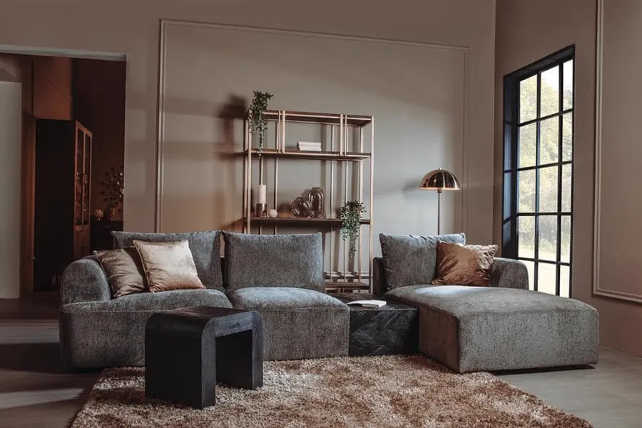 De Canterbury 2 5-AL + Chaise R - Mona 464 Cement Grey bank in een sfeervolle woonkamer met vloerkleed - Tower Living