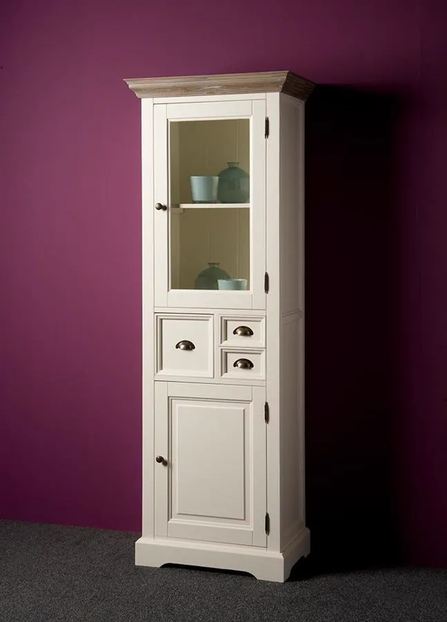 Der Fleur Vitrinenschrank 66 cm in einer Studio-Umgebung vor einer lila Wand - Tower Living