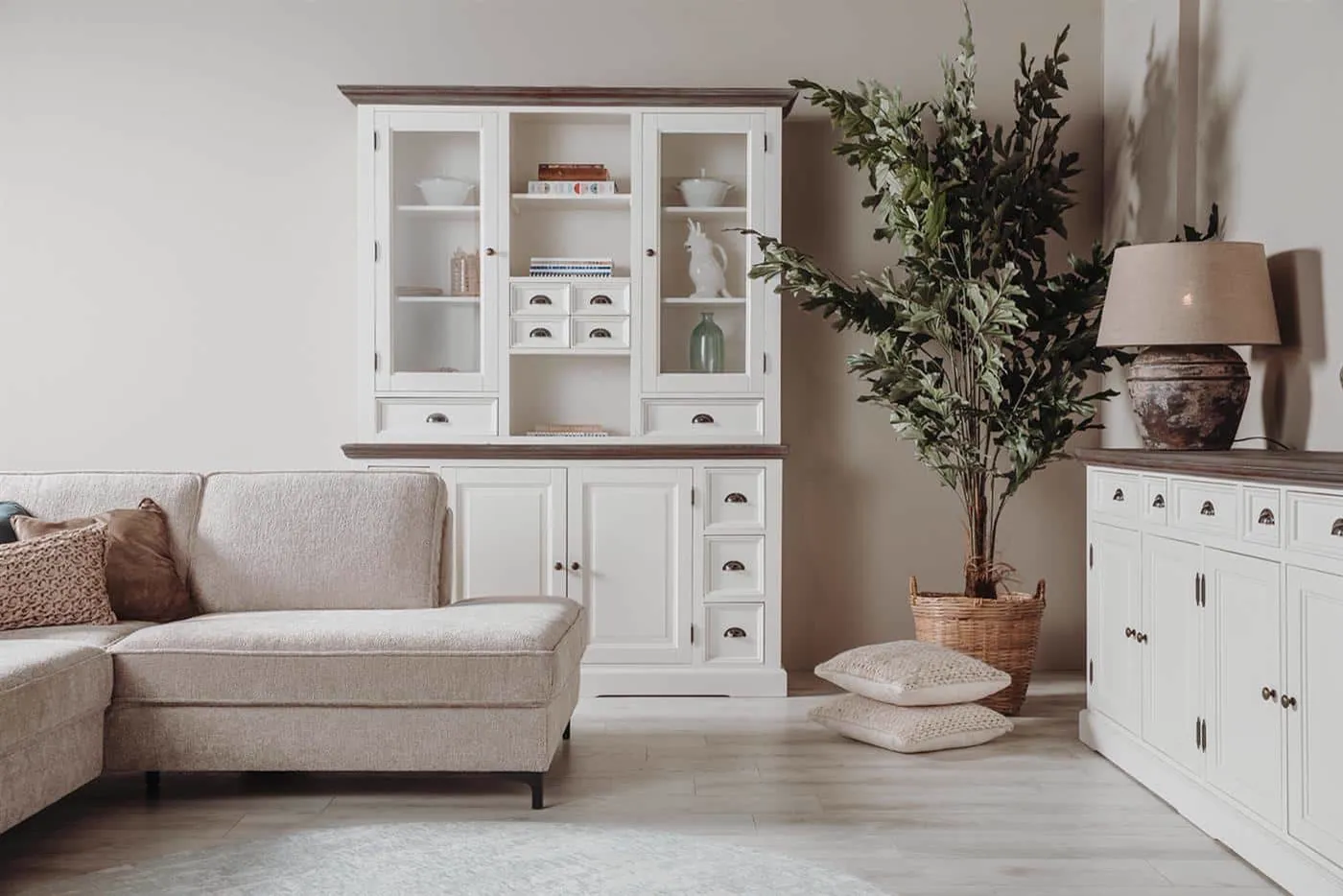 Fleur Buffetschrank 164 cm in einem hellen Wohnzimmer mit Sofa, Pflanze und Sideboard - Tower Living
