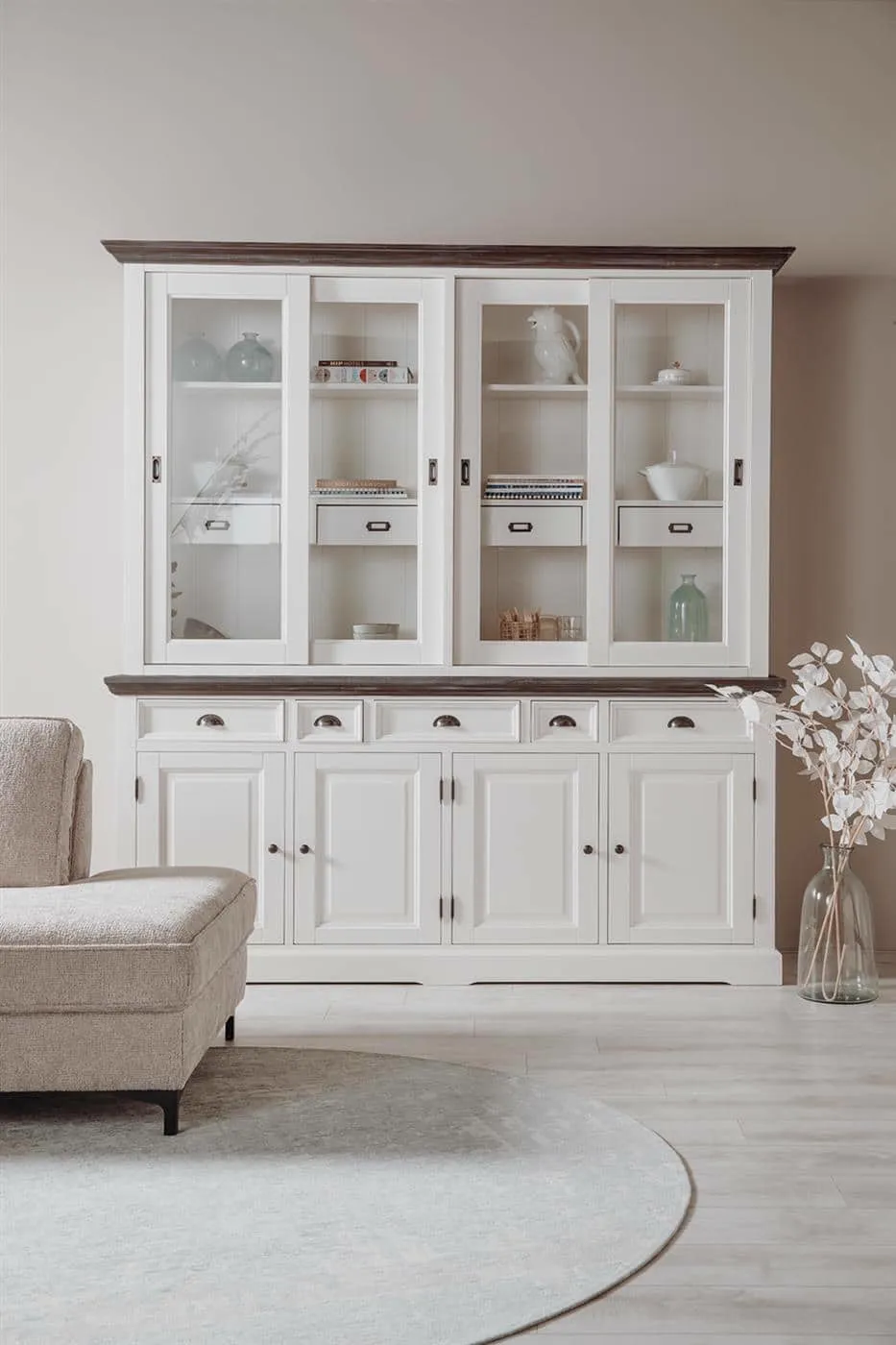 Fleur Sideboard 204 cm in einem hellen Wohnzimmer mit einem Sofa und einem runden Teppich - Tower Living
