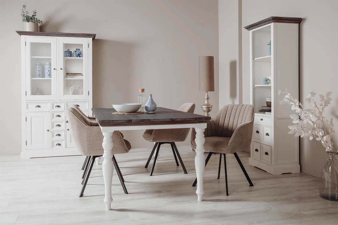 Fleur Vitrinenschrank 115 cm in einem hellen Esszimmer mit Esstisch und Stühlen, von vorne gesehen - Tower Living
