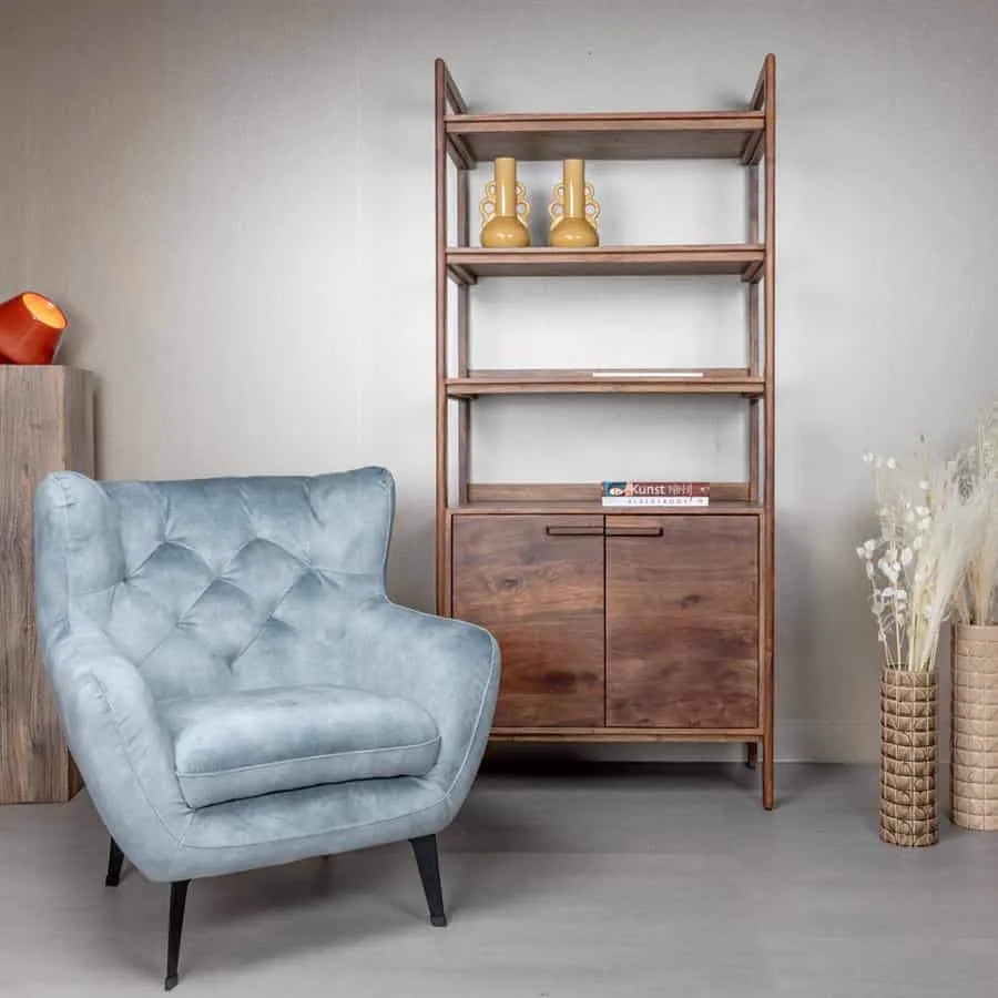 Der Bomba Sessel - Bliss 4 Grey steht in einem stimmungsvollen Wohnzimmer neben einem Holzregal - Tower Living