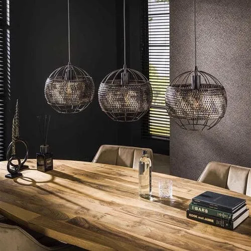 Drie zwarte Hanglamp Armor Open 3-lichts hanglampen boven een lange houten eettafel in een donkere kamer - Zijlstra