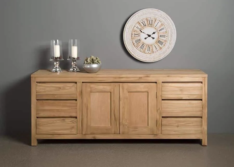 Corona Sideboard 180 cm in einer Studio-Umgebung mit Dekoration und einer Wanduhr - Tower Living