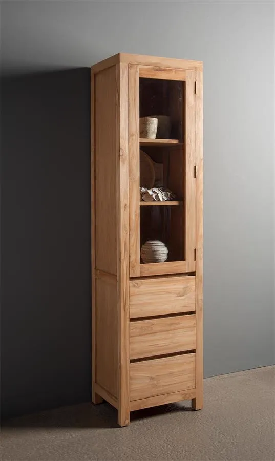 Der Corona Vitrinenschrank 50 cm, ein schlanker Holzschrank mit Glastür und Schubladen, steht in einem Studio - Tower Living