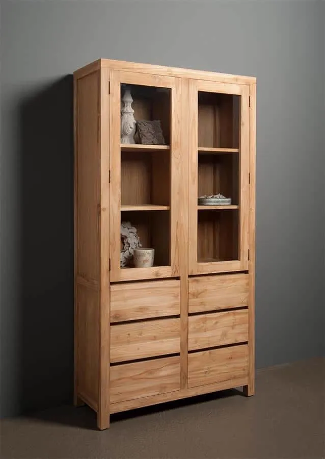Der Corona Vitrinenschrank 100 cm von Tower Living in einer Studio-Umgebung mit grauem Hintergrund