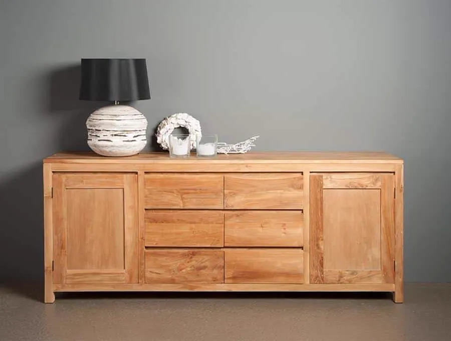 Corona Sideboard 220 cm in einer Studio-Umgebung mit Dekoration und einer Lampe - Tower Living