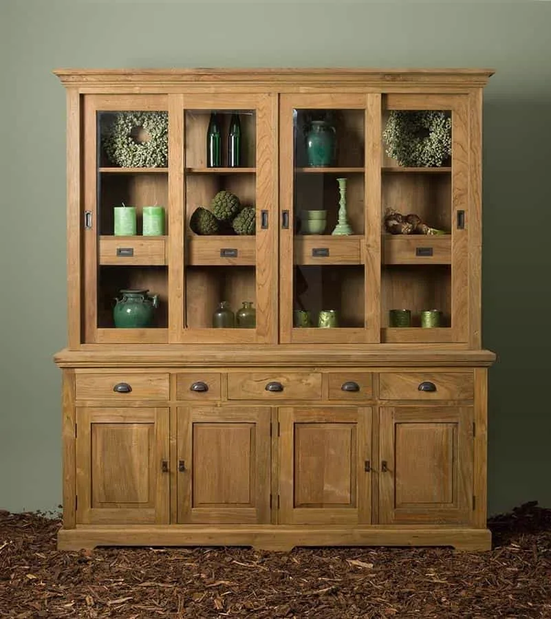 Bologna Sideboard 204 cm in einer Studio-Umgebung, gefüllt mit grüner Dekoration und auf Holzspänen stehend - Tower Living