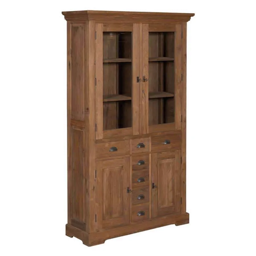 Der Bologna Vitrinenschrank 115 cm, ein Holzschrank mit Glastüren, auf weißem Hintergrund - Tower Living