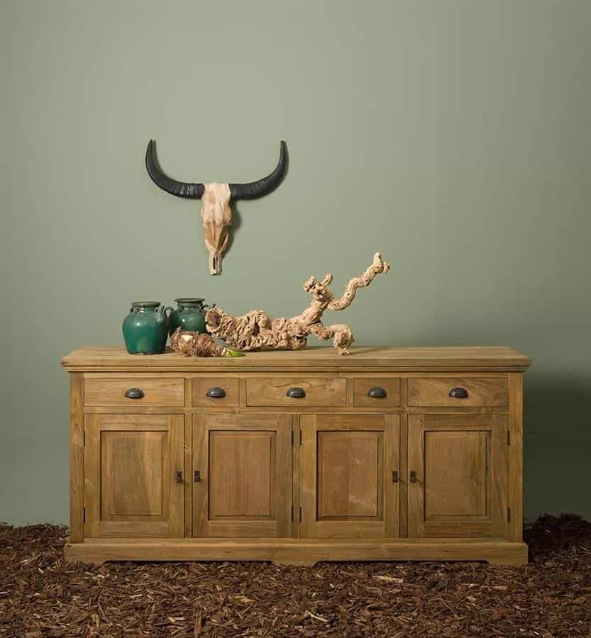 Bologna Sideboard 200 cm in einer Studio-Umgebung mit grüner Wand und Dekoration - Tower Living