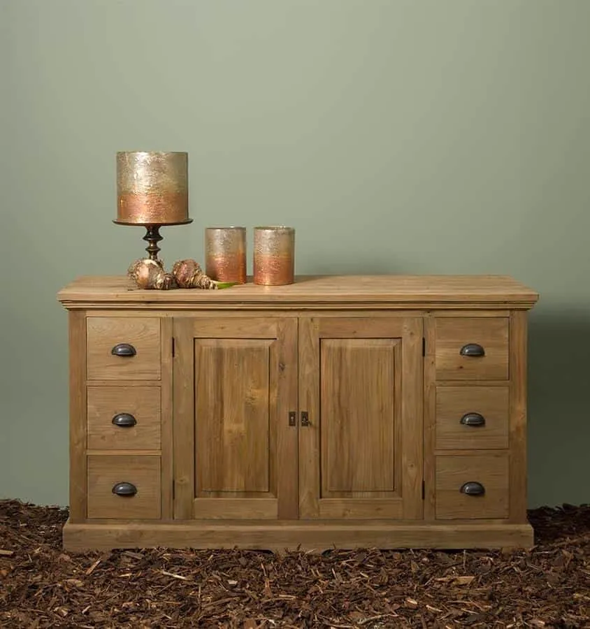 Bologna Sideboard 160 cm in einer Studio-Umgebung mit grüner Wand und Dekoration - Tower Living