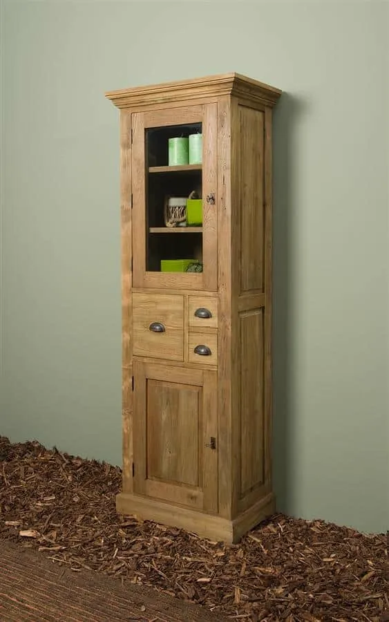 Bologna Vitrinenschrank 66 cm in einer Studio-Umgebung mit heller Wand und Hackschnitzeln auf dem Boden - Tower Living