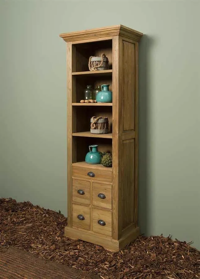 Das Bologna Bücherregal 66 cm in einer Studio-Umgebung mit Dekoration und Holzspänen auf dem Boden - Tower Living