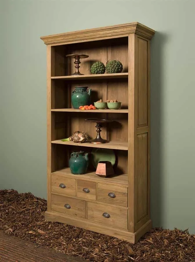 Das Bologna Bücherregal 111 cm steht schräg von vorne in einer Studio-Umgebung mit Dekoration - Tower Living