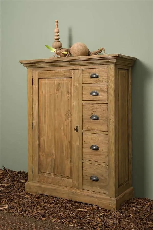 Der Bologna Speiseschrank 100 cm in einer Studio-Umgebung mit Holzhackschnitzeln auf dem Boden - Tower Living
