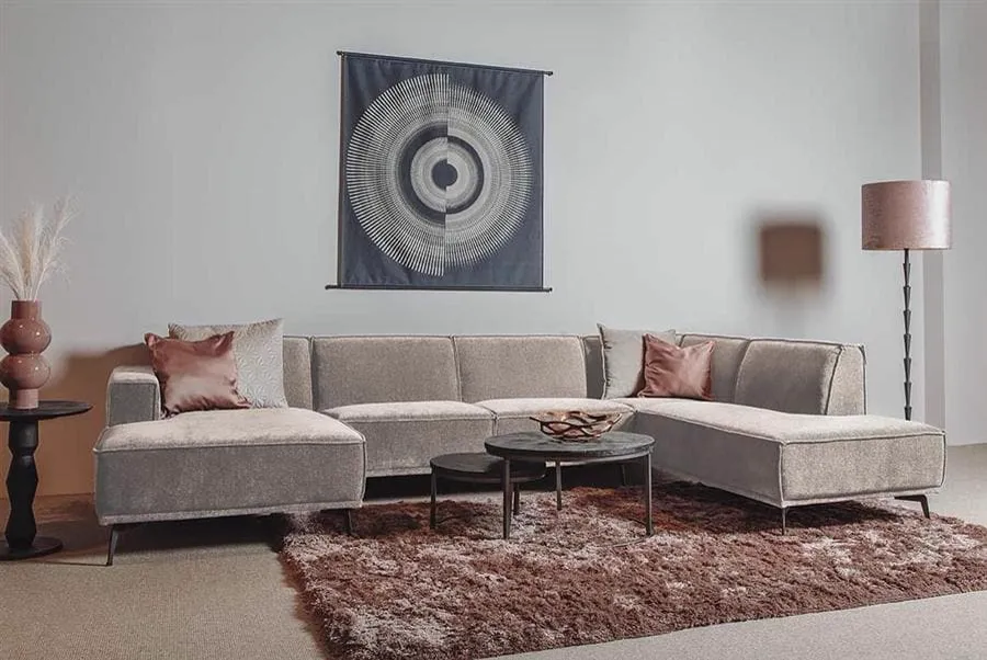 Leeds Chaise L - 2 5 - Ottoman R - City 120 Beige bankstel in een woonkamer met vloerkleed en salontafels - Tower Living