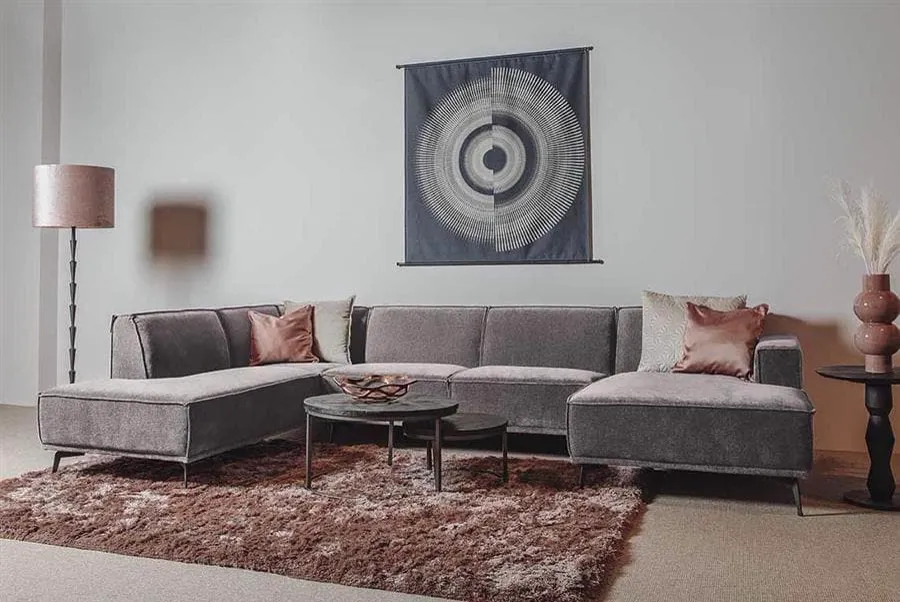 De Leeds Chaise R - 2 5 - Ottoman L - City 453 Moss Grey bank in een sfeervolle woonkamer met vloerkleed - Tower Living