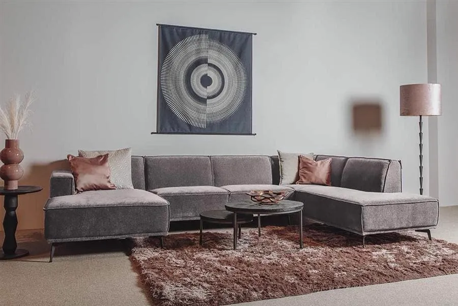 De Leeds Chaise L - 2 5 - Ottoman R - City 453 Moss Grey bank staat in een woonkamer met een bruin vloerkleed en salontafels - Tower Living