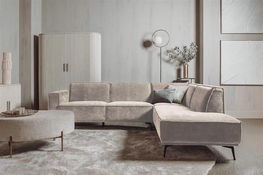 Leeds 2 5-AL + Ottoman R - City 120 Beige bankstel in een moderne woonkamer met vloerkleed en accessoires - Tower Living