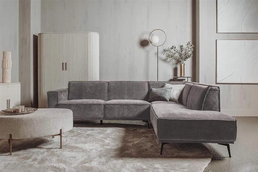 Leeds 2 5-AL + Ottoman R - City 453 Moss Grey bankstel in een moderne woonkamer met vloerkleed en salontafel - Tower Living