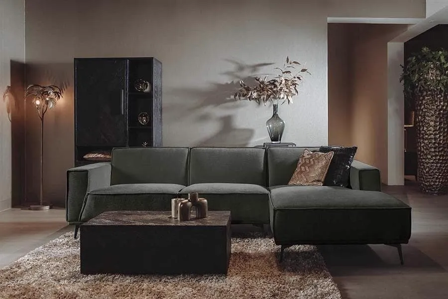 Leeds 2 5-AL + Chaise R - City 355 Bottle Green bankstel in een sfeervolle woonkamer met salontafel en vloerkleed - Tower Living