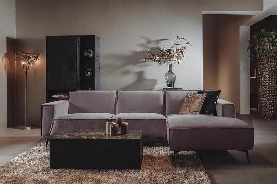 De Leeds 2 5-AL + Chaise R - City 453 Moss Grey bank in een sfeervolle woonkamer met salontafel en vloerkleed - Tower Living