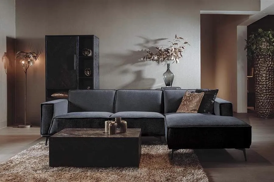 Leeds 2 5-AL + Chaise R - City 464 Black Blue bankstel in een sfeervolle woonkamer met salontafel en vloerkleed - Tower Living
