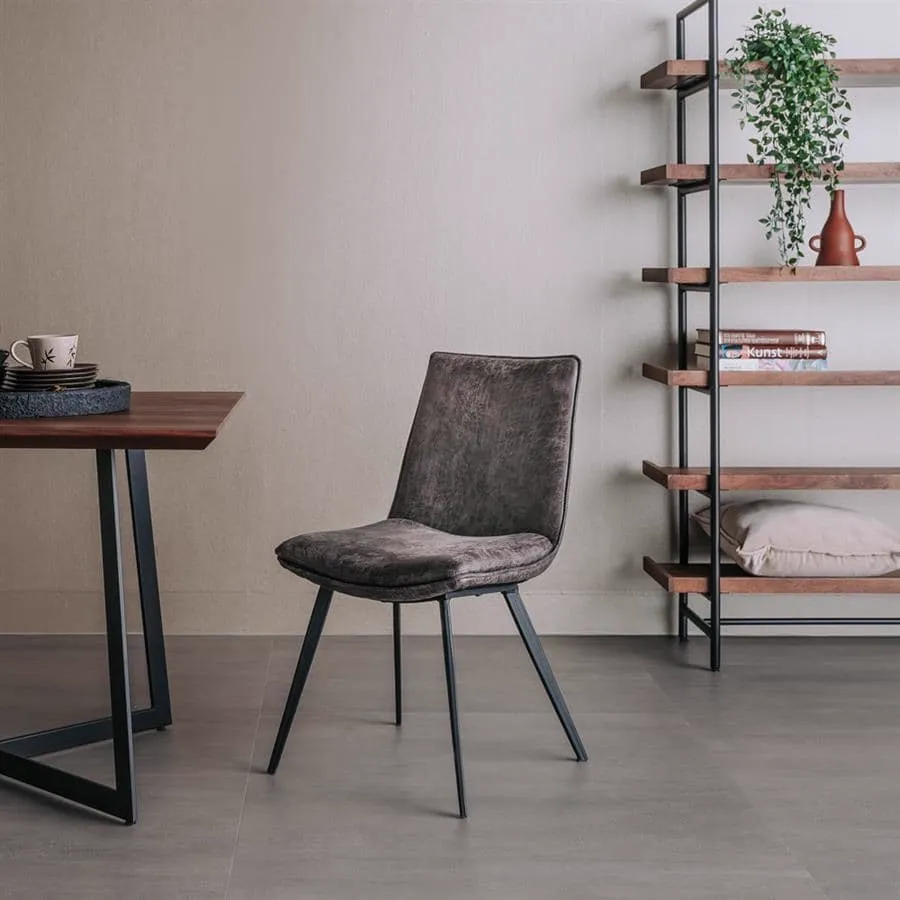 Pamplona stoel in antraciet stof, schuin van voren gefotografeerd in een moderne eetkamer - Tower Living