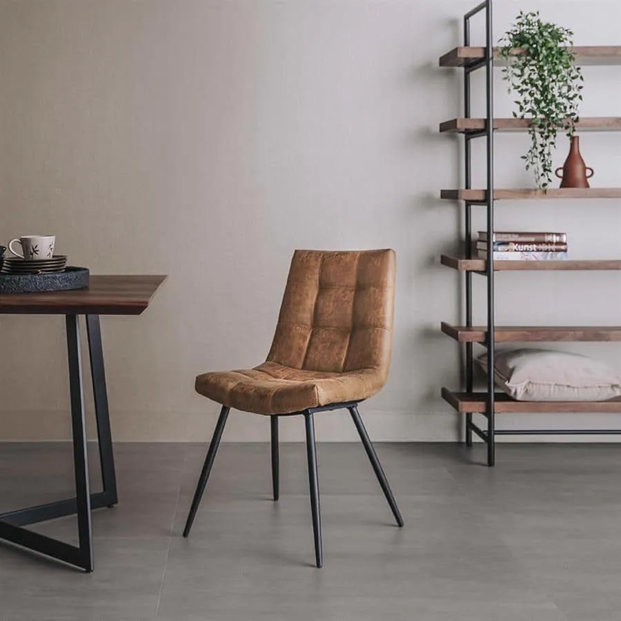 Navarra Stoel - fabric Cognac in een interieur met eettafel en een open kast - Tower Living