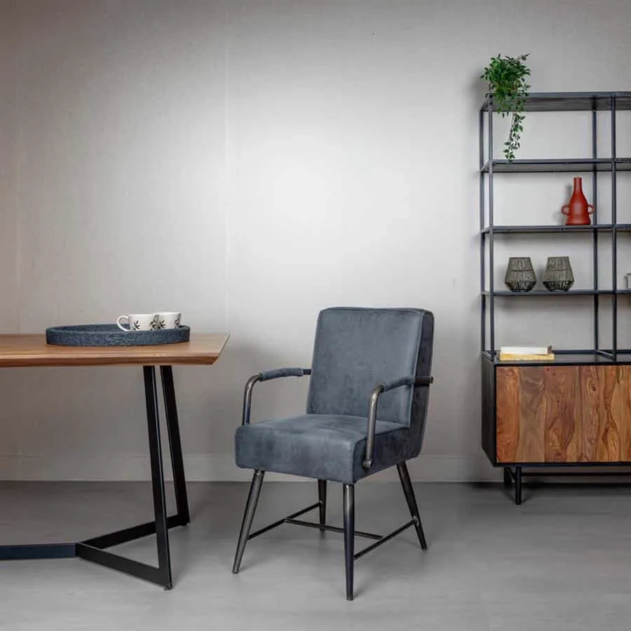 Belmonte Armstoel in stof Cherokee 1 grijs, staand in een moderne woonkamer met tafel en kast - Tower Living